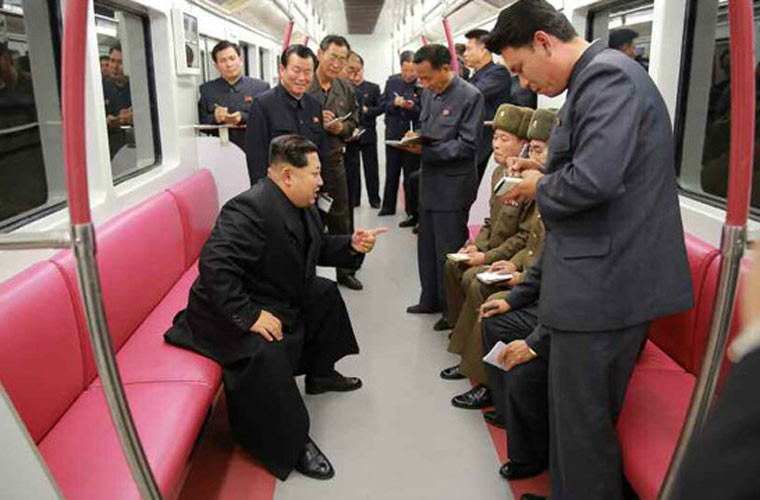 Lanh dao Kim Jong-un thi sat doan tau dien ngam moi-Hinh-6